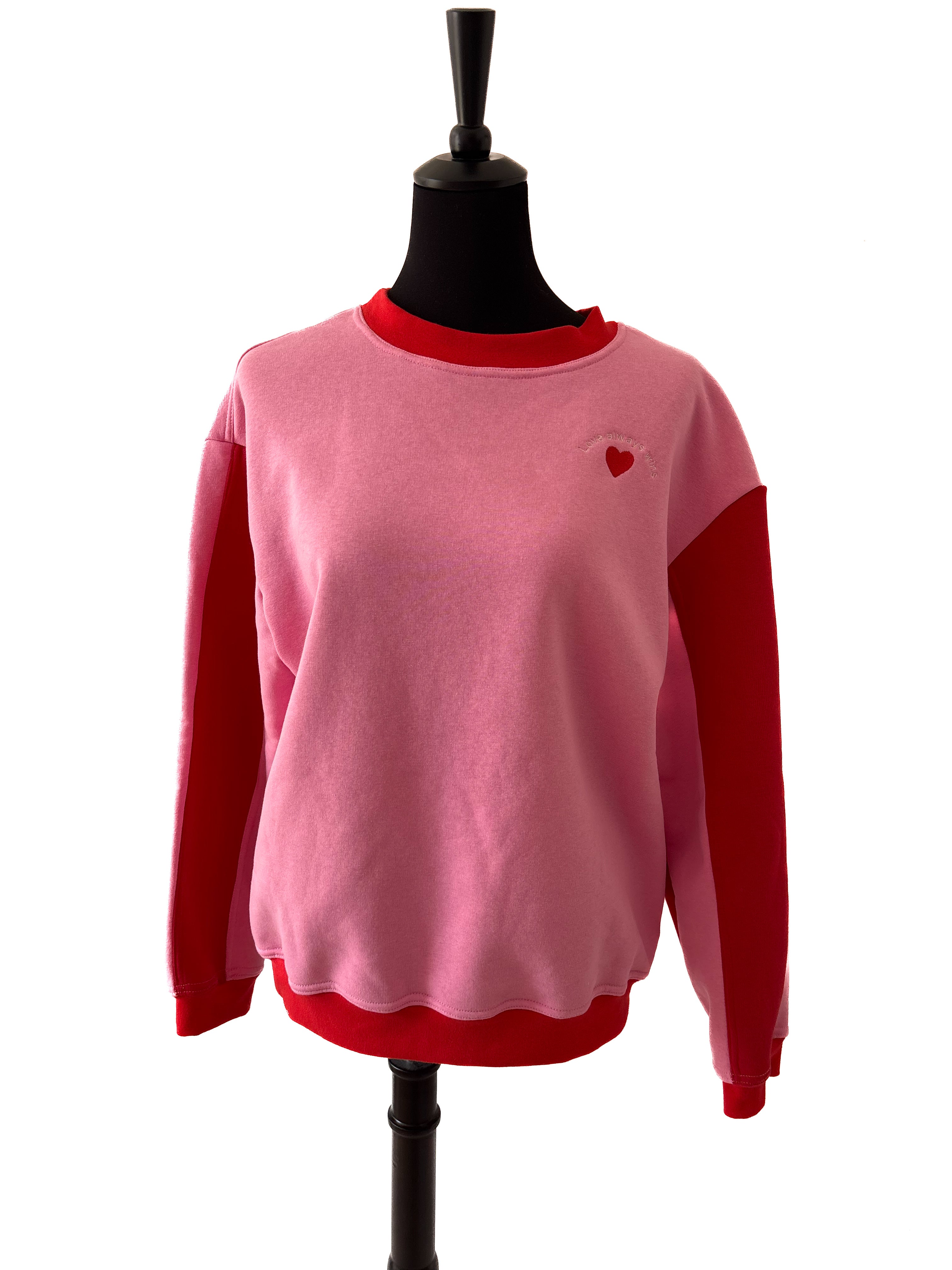 Sweatshirt "Love always wins"