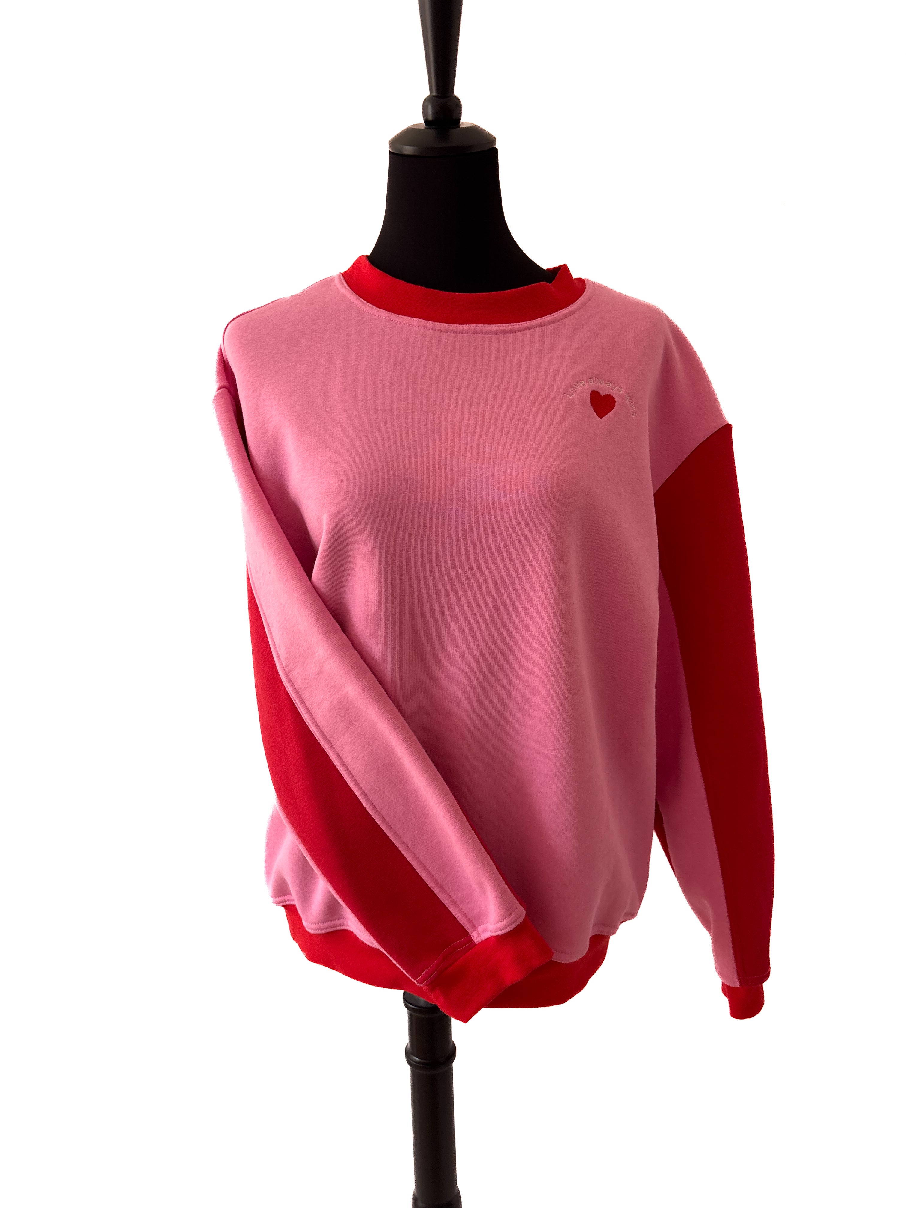 Sweatshirt "Love always wins"