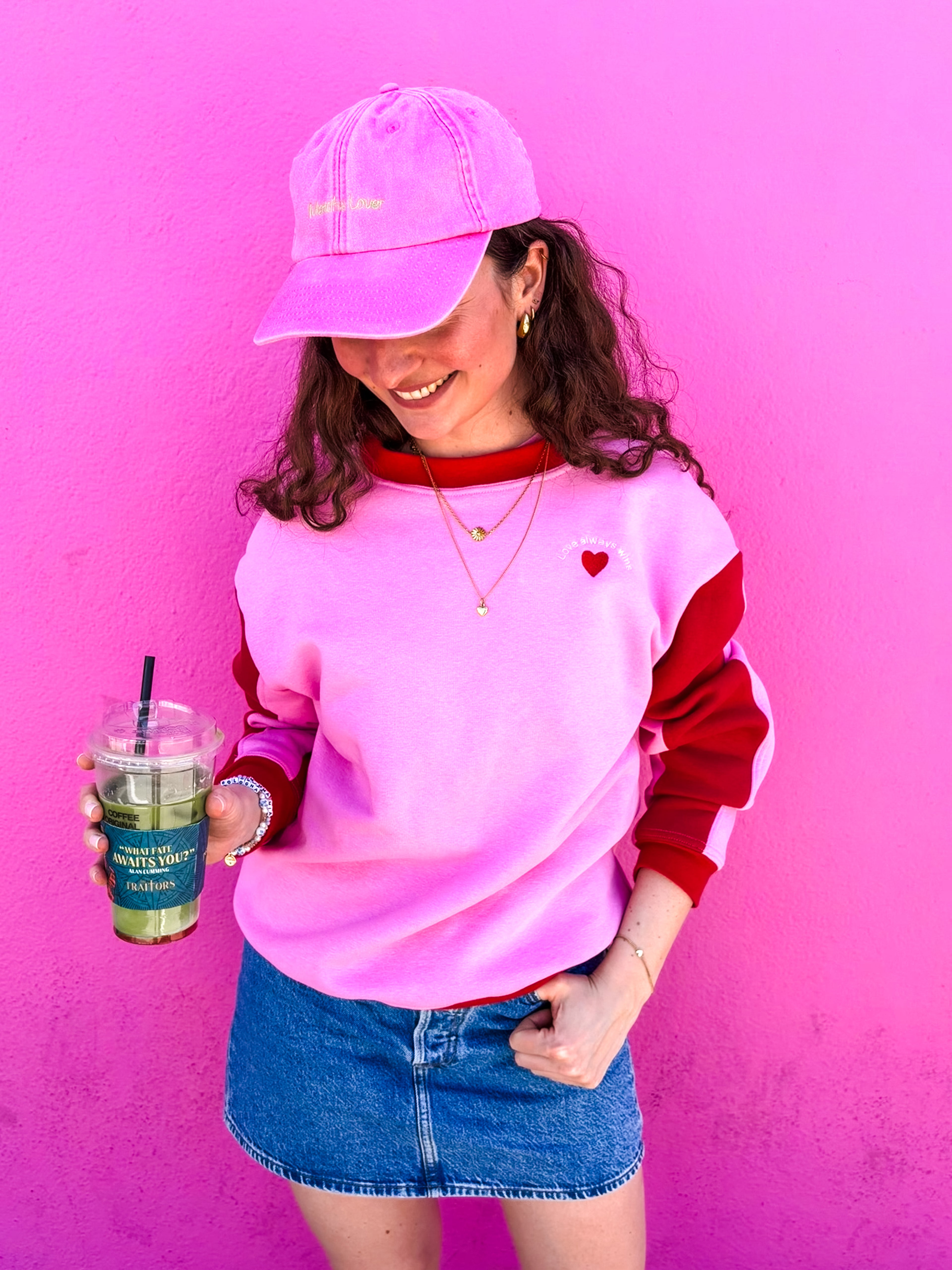 Sweatshirt "Love always wins"