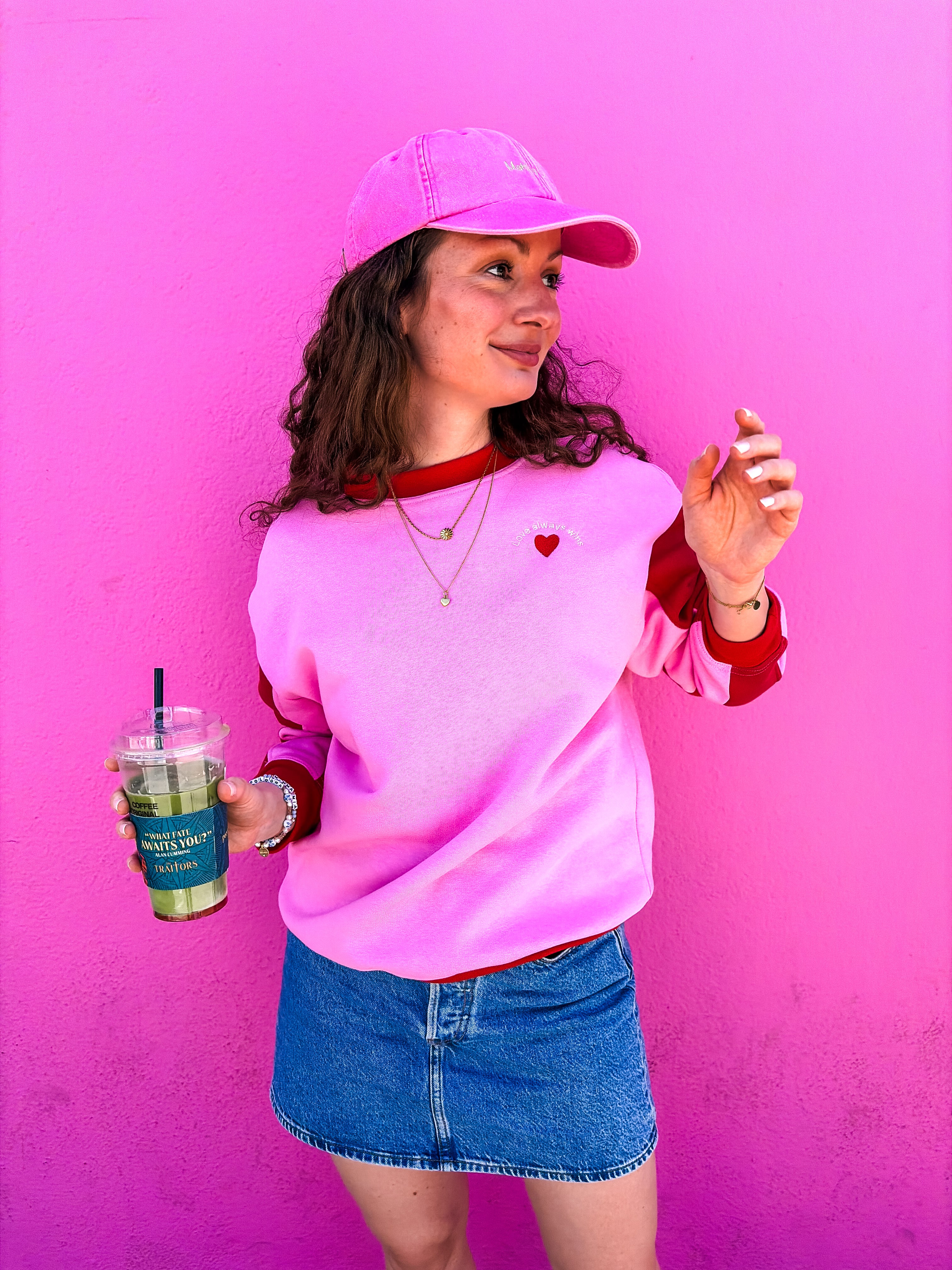 Sweatshirt "Love always wins"
